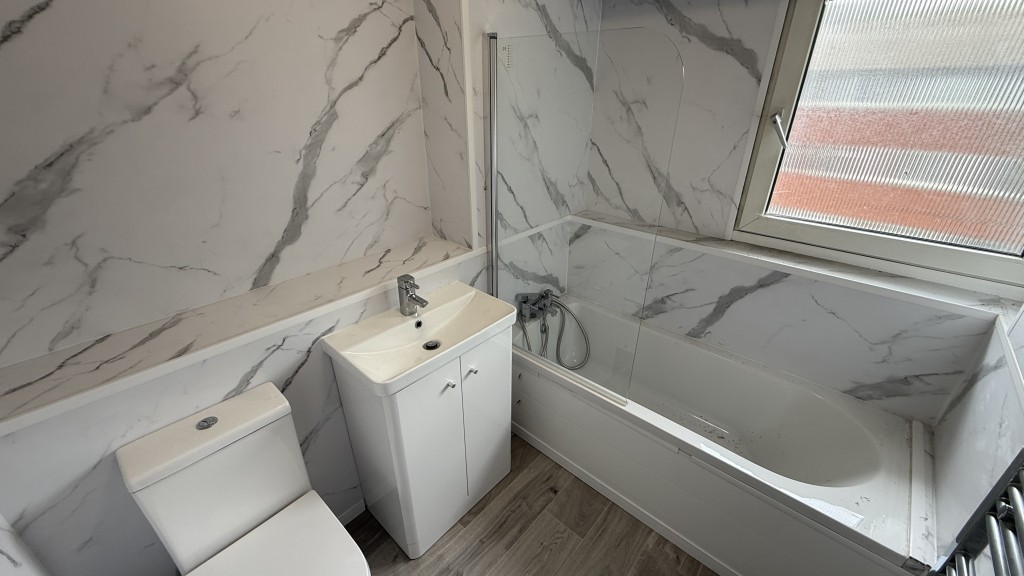Lot: 214 - VACANT MAISONETTE FOR INVESTMENT OR OWNER OCCUPATION - Interior image of bathroom